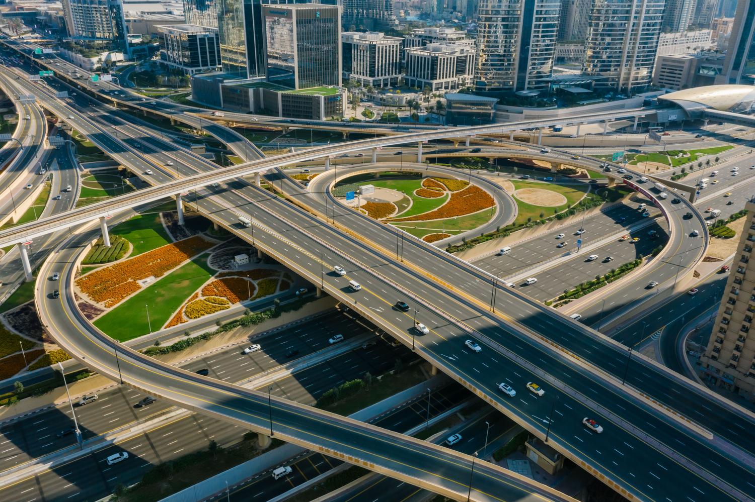 Vista aérea de una autopista urbana rodeada de rascacielos, representando el entorno de navegación en ciudades densas.