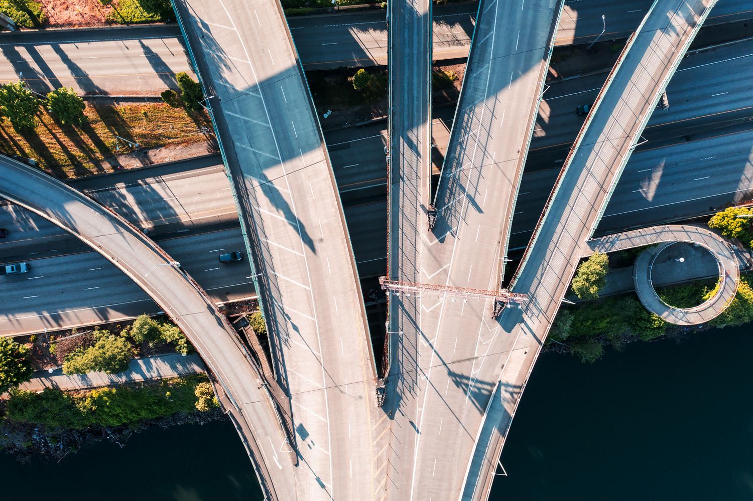 Vista aérea de un complejo enlace de autopistas urbanas que ilustra la dificultad de navegación en nudos viales complejos.