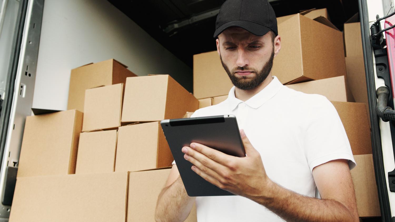 Gestor de flota utilizando una tablet para el análisis de datos y la optimización operativa en tiempo real.