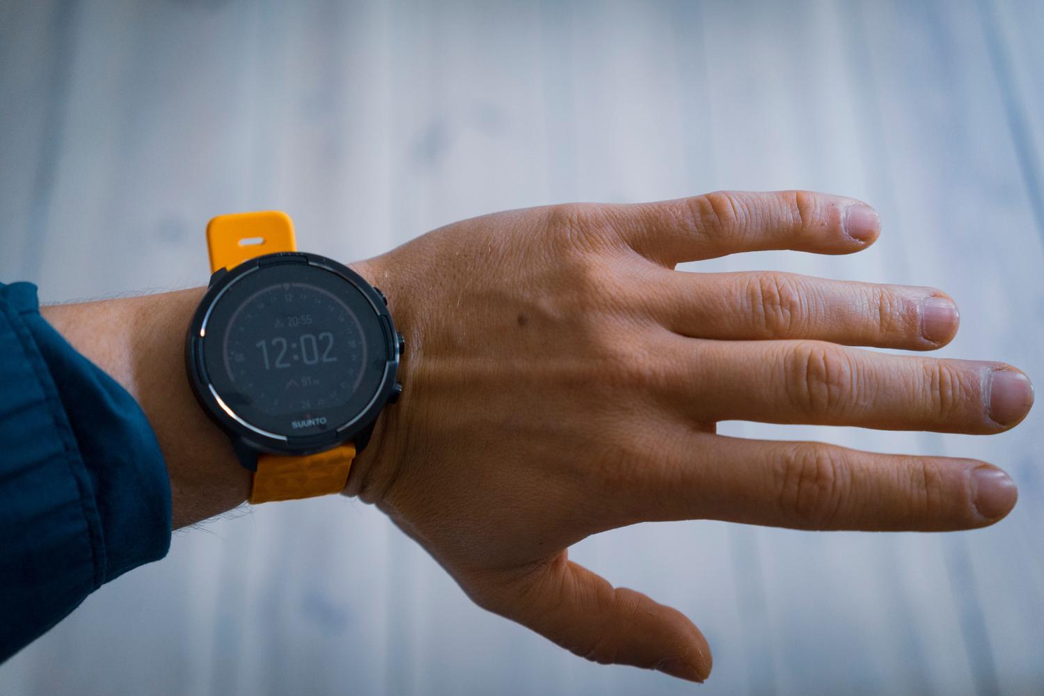 Primer plano de un reloj deportivo inteligente con correa amarilla destacando el diseño y la pantalla