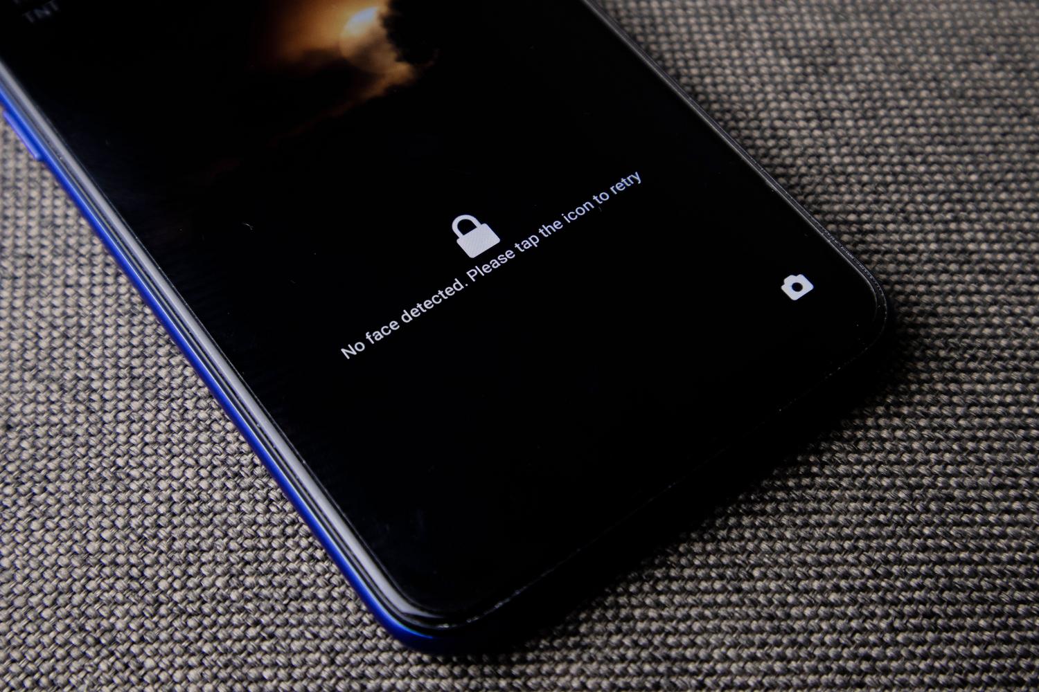Pantalla de bloqueo de un móvil mostrando un error de reconocimiento facial (Face ID), ilustrando la seguridad biométrica.