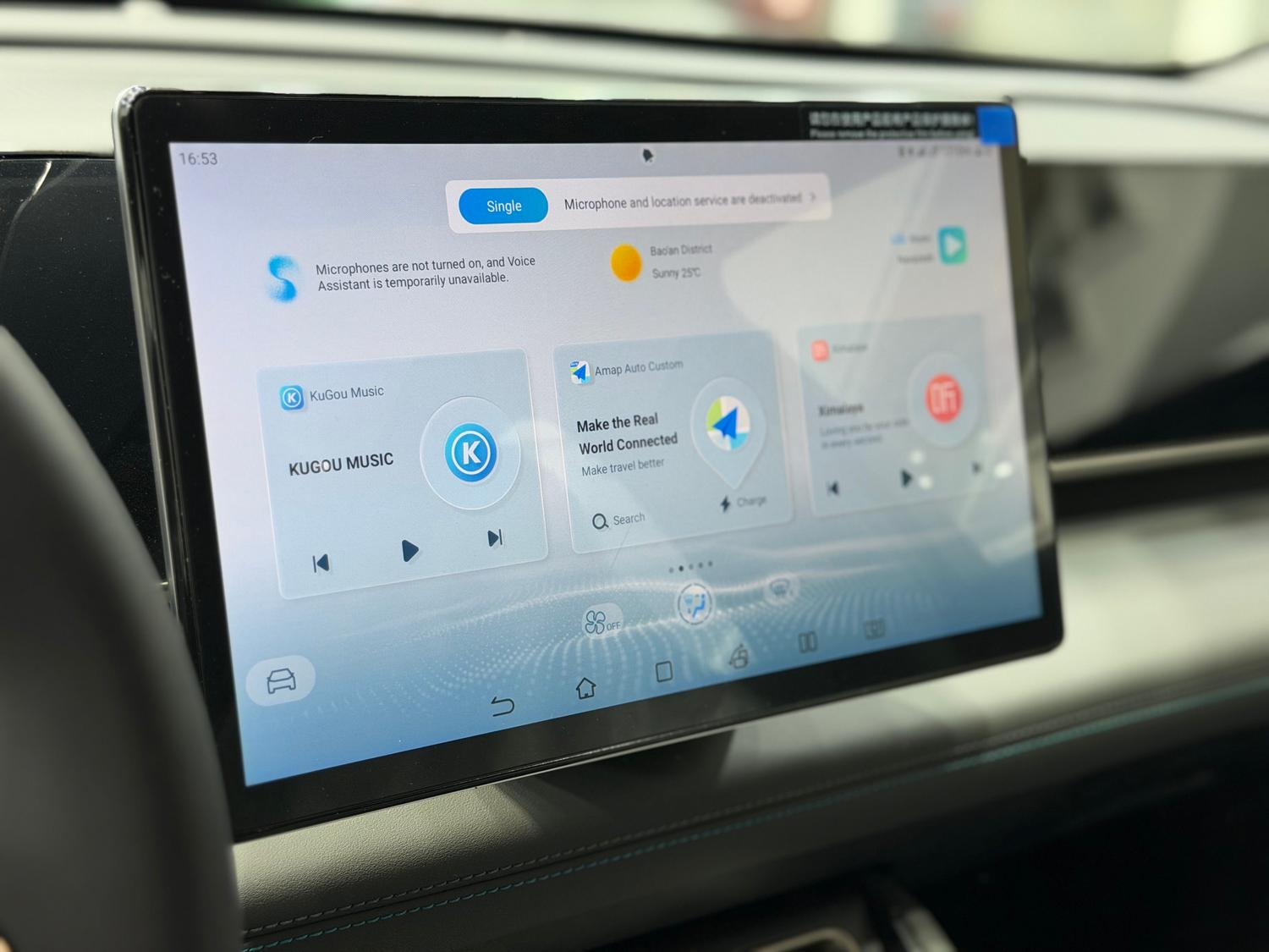 Interfaz digital de un sistema de infoentretenimiento en un coche con múltiples aplicaciones integradas.
