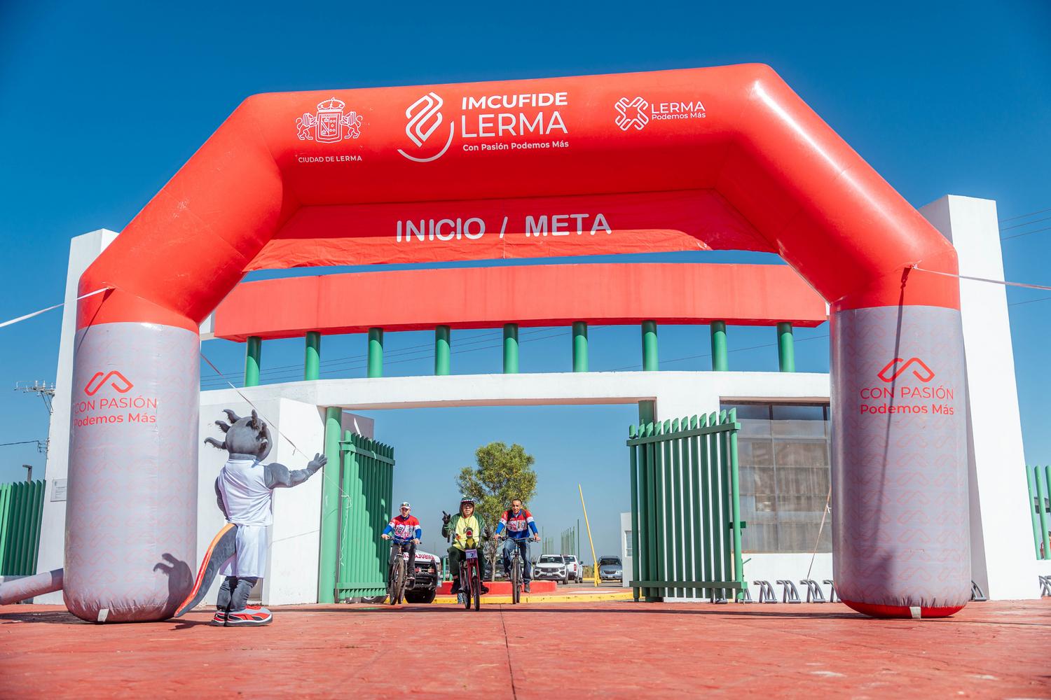 Grupo de ciclistas cruzando la meta simultáneamente en una competición profesional.