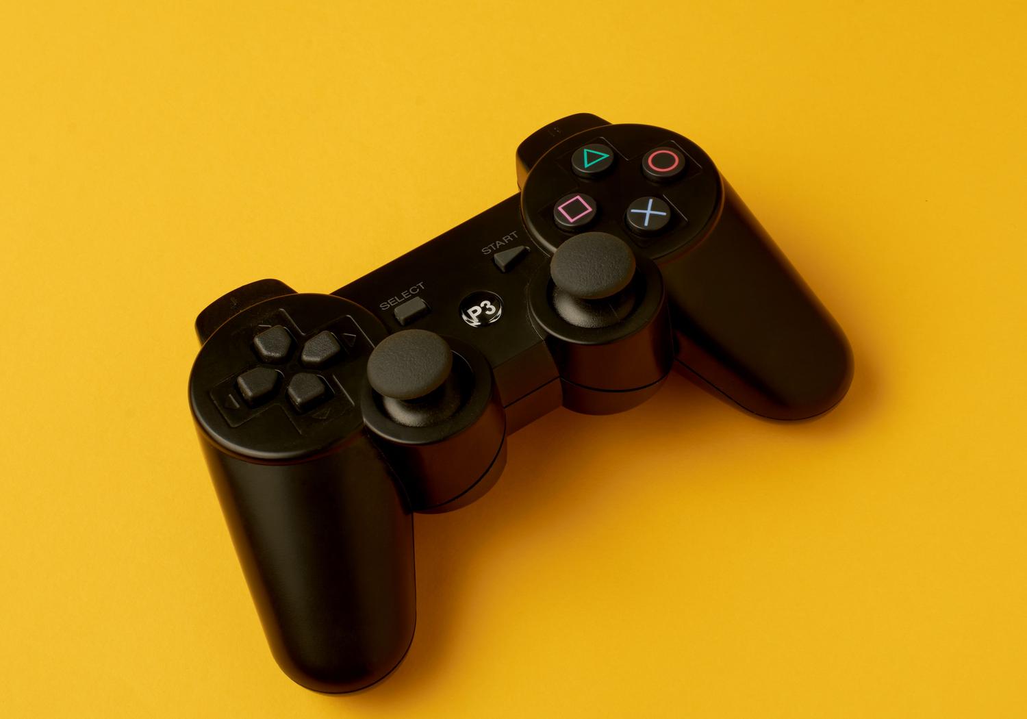 Mando de videojuegos inalámbrico sobre una superficie minimalista.
