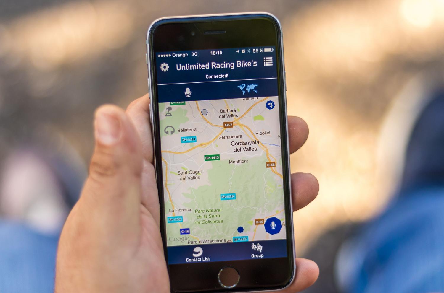 Persona sosteniendo un smartphone con una aplicación de mapas abierta, ilustrando el uso moderno del GPS.