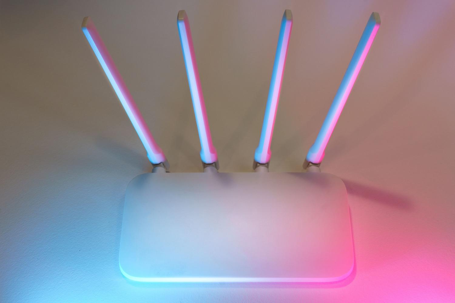 Router inalámbrico moderno con antenas, base tecnológica para las llamadas por Wi-Fi.