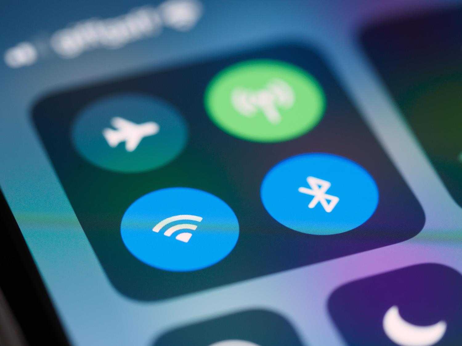 Primer plano de la pantalla de un smartphone mostrando el panel de control y el icono de Wi-Fi activado.