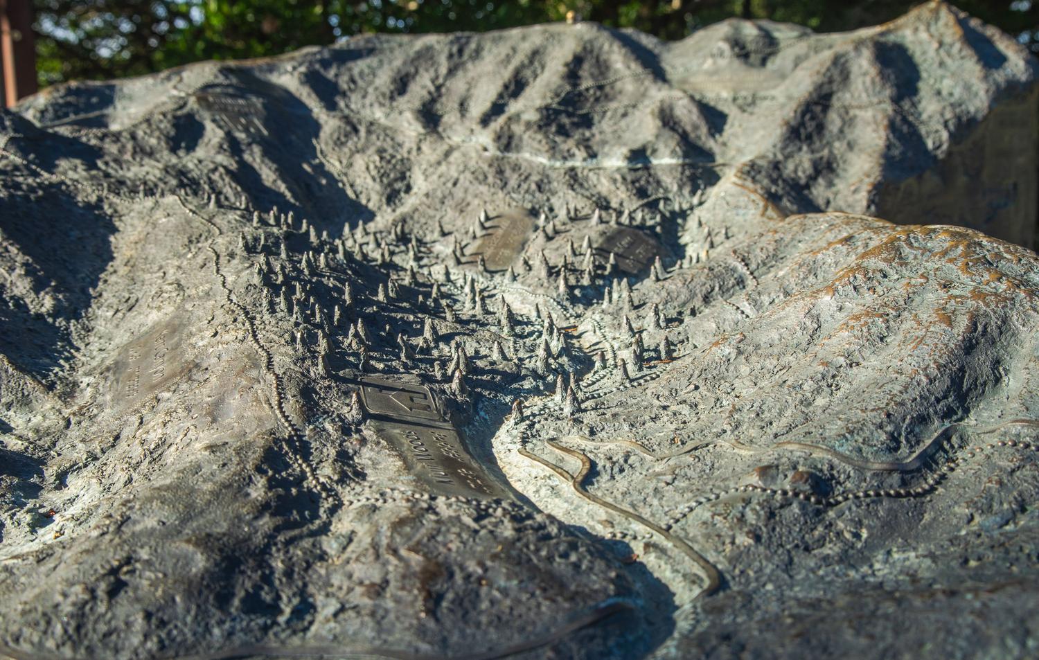 Maqueta física en relieve de una zona montañosa, ilustrando el concepto analógico de la topografía. Maqueta física en relieve de una zona montañosa, ilustrando el concepto analógico de la topografía.