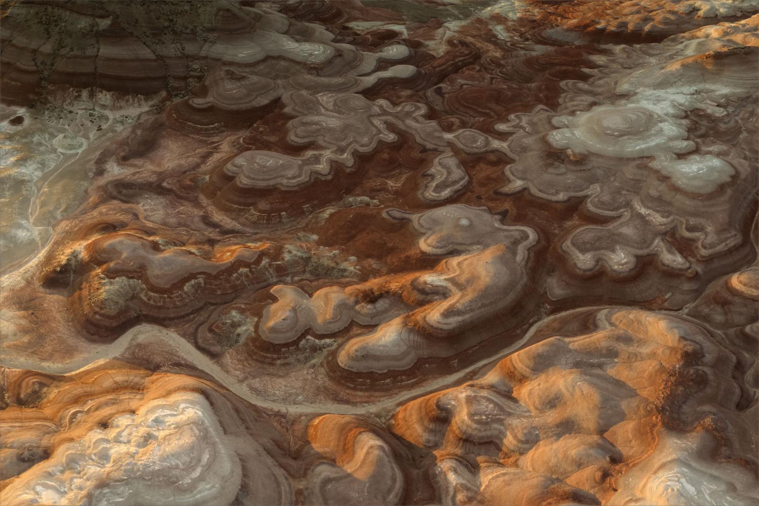 Vista aérea de formaciones geológicas naturales en el desierto, ejemplificando la superficie desnuda capturada por un MDT.