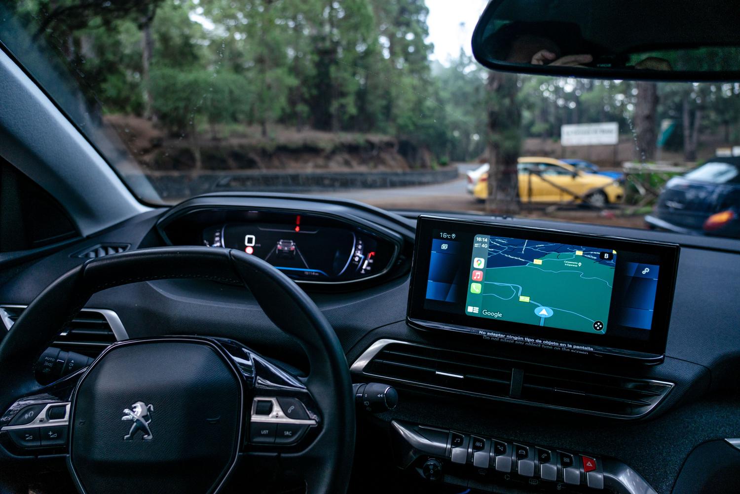 Interior de coche moderno con sistema de navegación avanzado y tablero digital integrado
