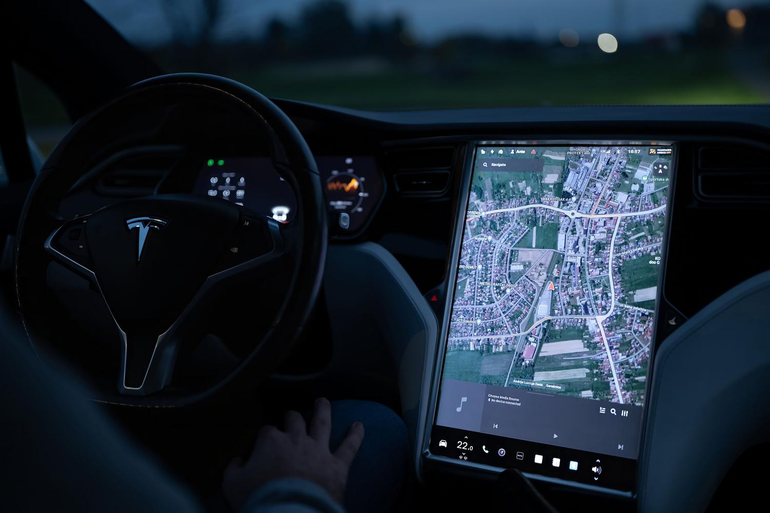 Pantalla táctil de alta tecnología en vehículo eléctrico mostrando un mapa digital detallado y preciso