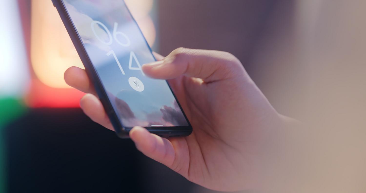 Uso de autenticación biométrica mediante huella dactilar en un dispositivo Android para acceder a ajustes de seguridad y privacidad.