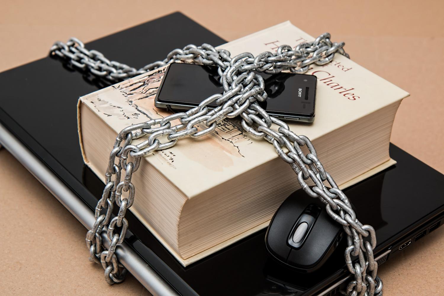 Metáfora de seguridad digital integral que entrelaza un smartphone, un portátil y documentos físicos, representando un ecosistema de datos blindado.