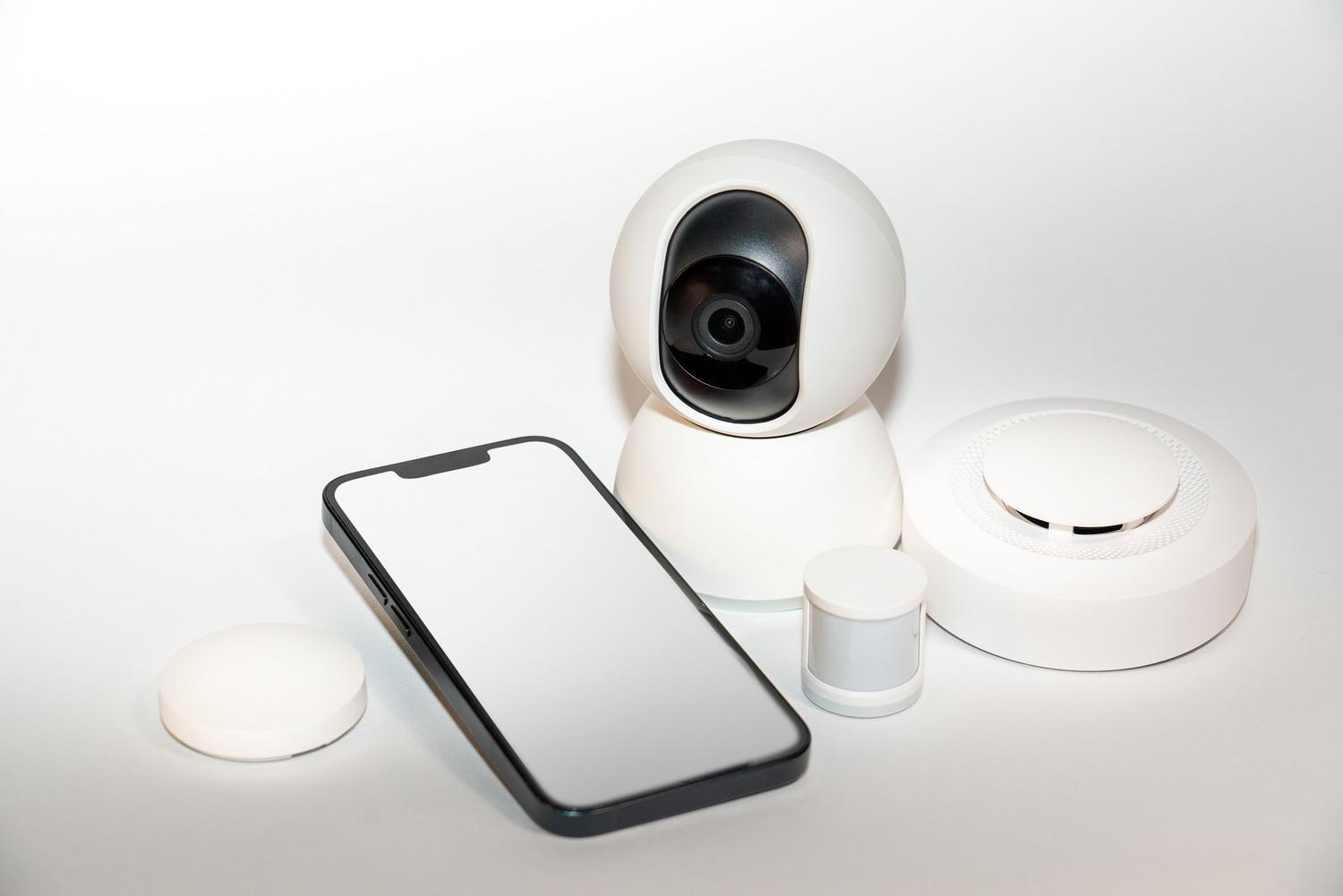 Colección de gadgets de seguridad domótica y monitoreo remoto para una protección integral de la vivienda.