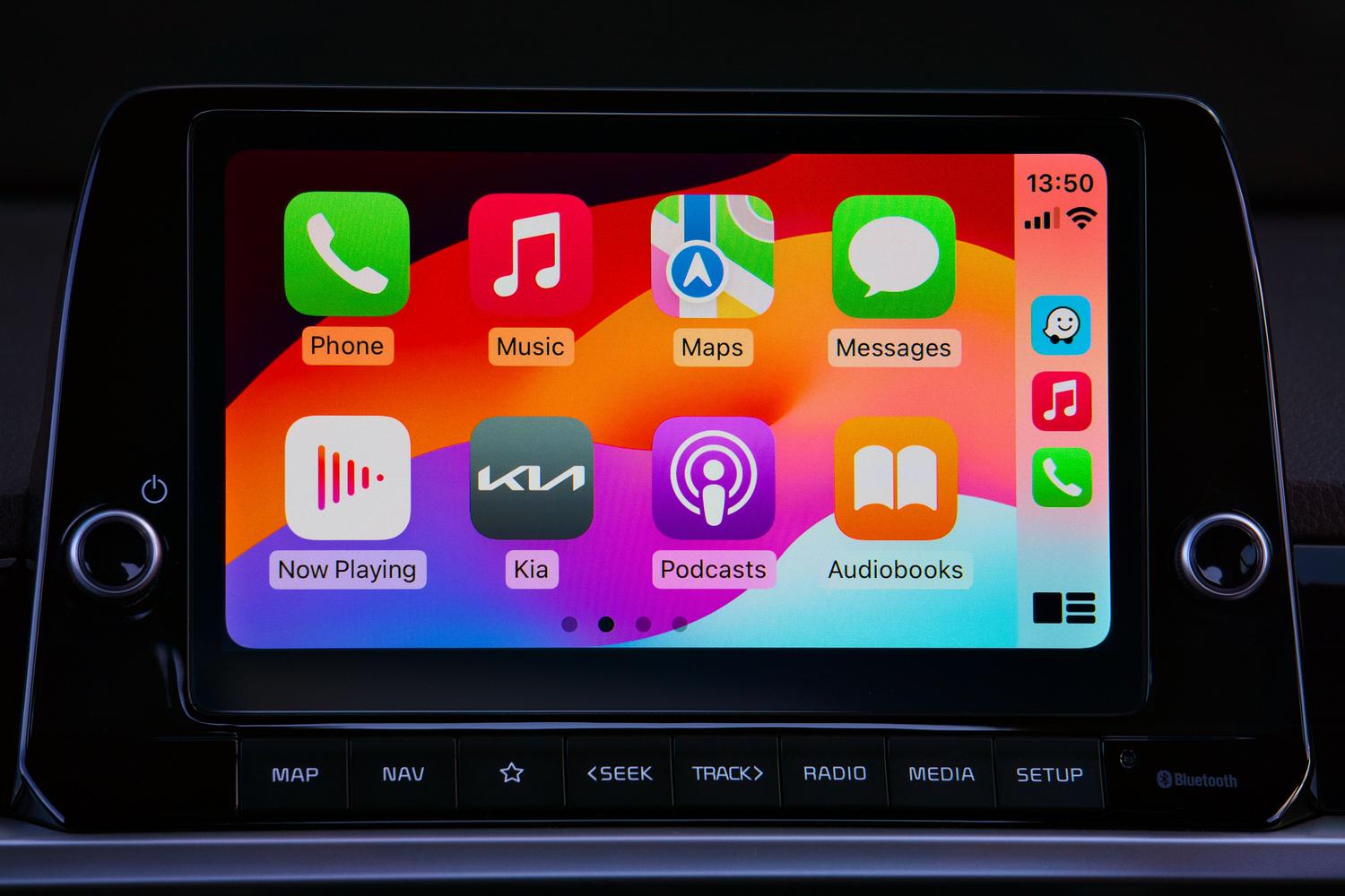 Pantalla táctil moderna de un coche con iconos de aplicaciones, ideal para Android Auto y Apple CarPlay
