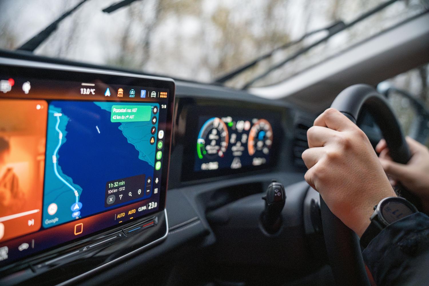 Vista del salpicadero de un coche con navegación GPS activa, facilitando una conducción segura