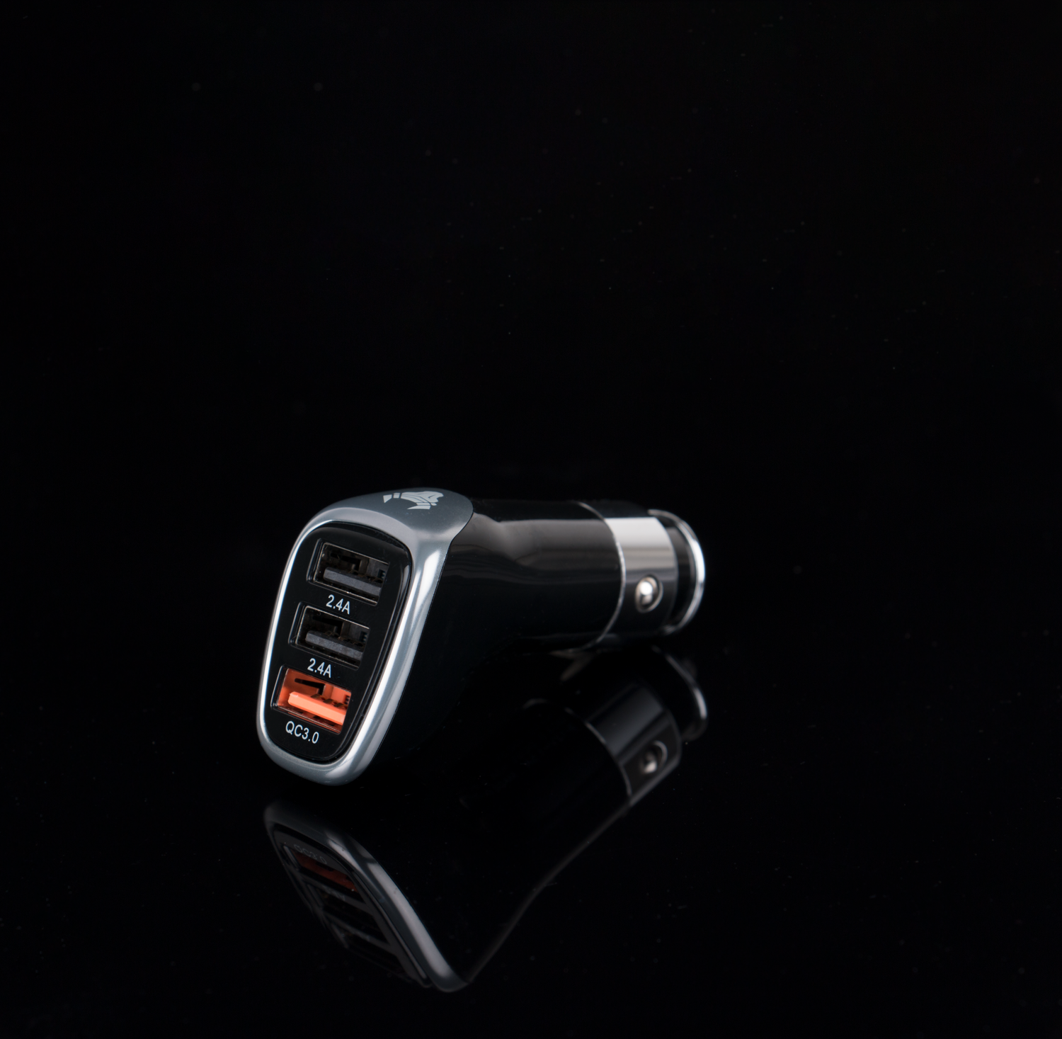 Cargador de coche con múltiples puertos USB para conectar y cargar el teléfono móvil