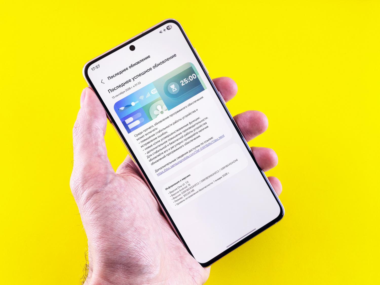 Smartphone mostrando una notificación de actualización del sistema, ideal para ilustrar las versiones de Android y el problema de la fragmentación.