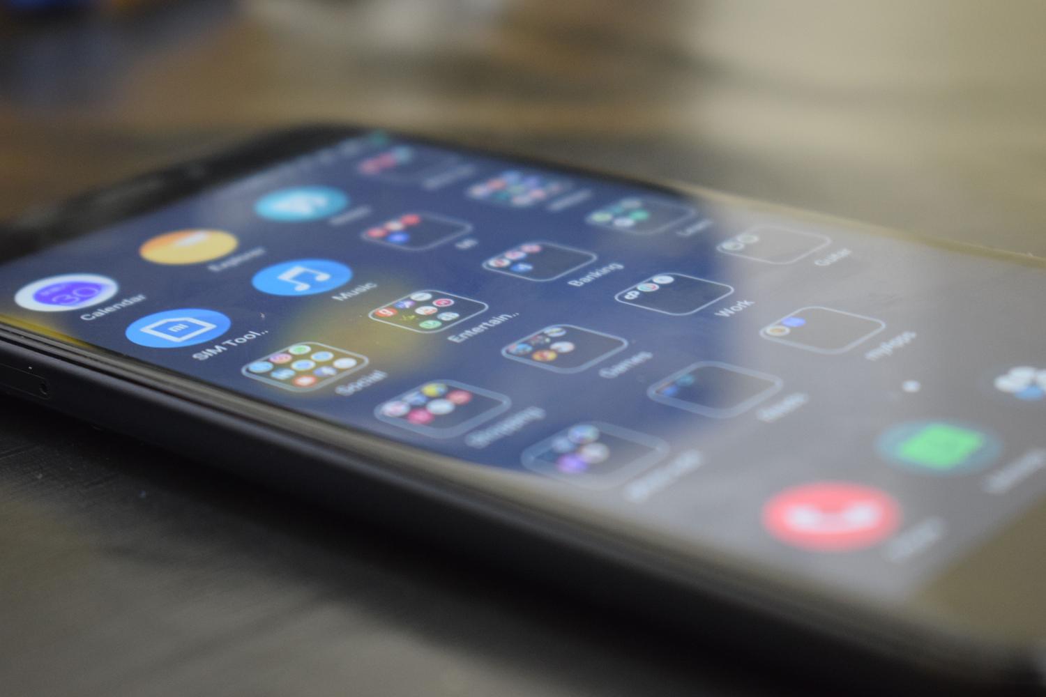 Primer plano de la pantalla de un smartphone con aplicaciones organizadas en carpetas, ilustrando la diversidad y disponibilidad de software en Android.