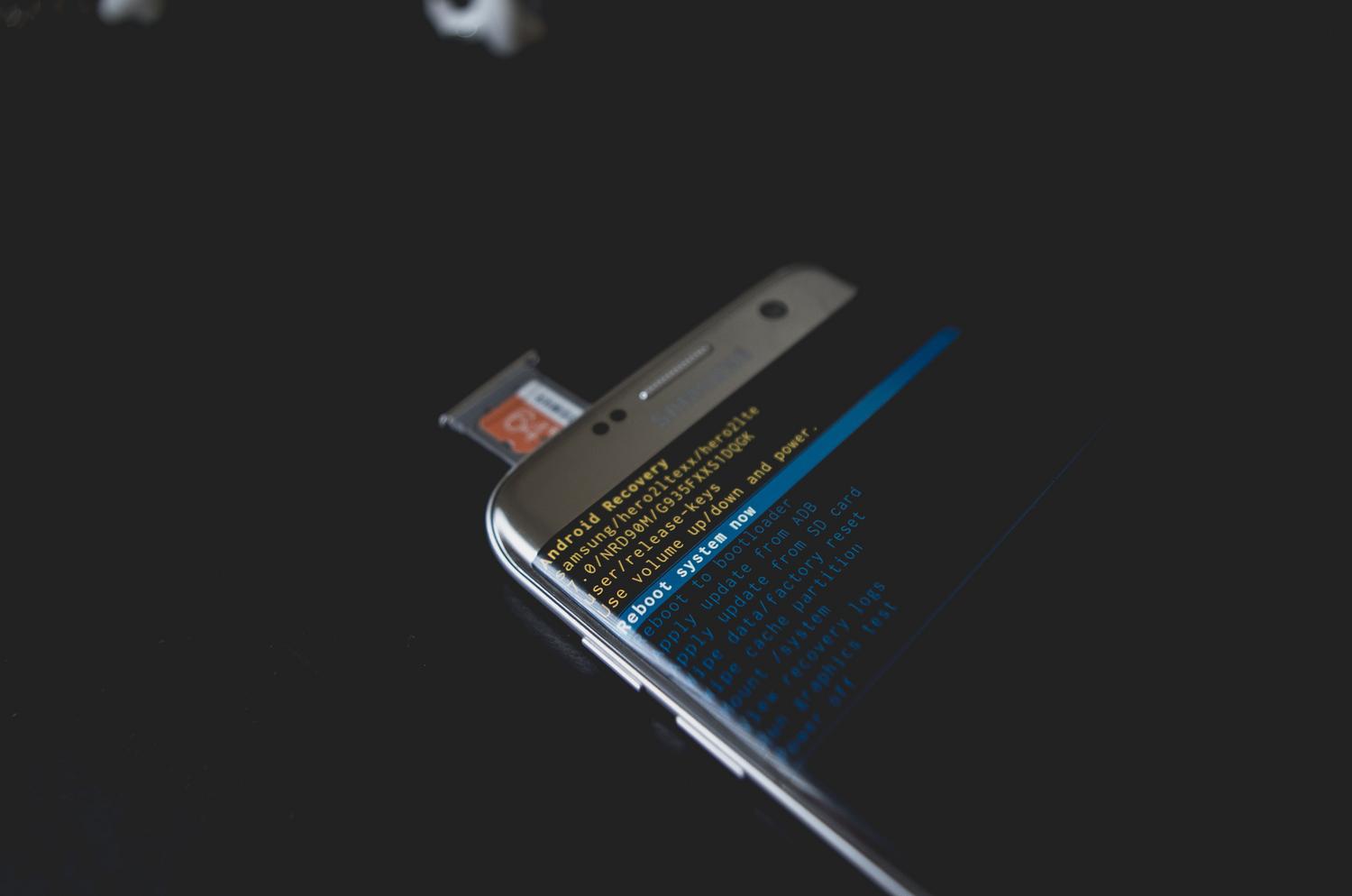 Smartphone en modo de recuperación (Recovery Mode), mostrando las opciones técnicas del sistema para ilustrar la arquitectura interna de Android.