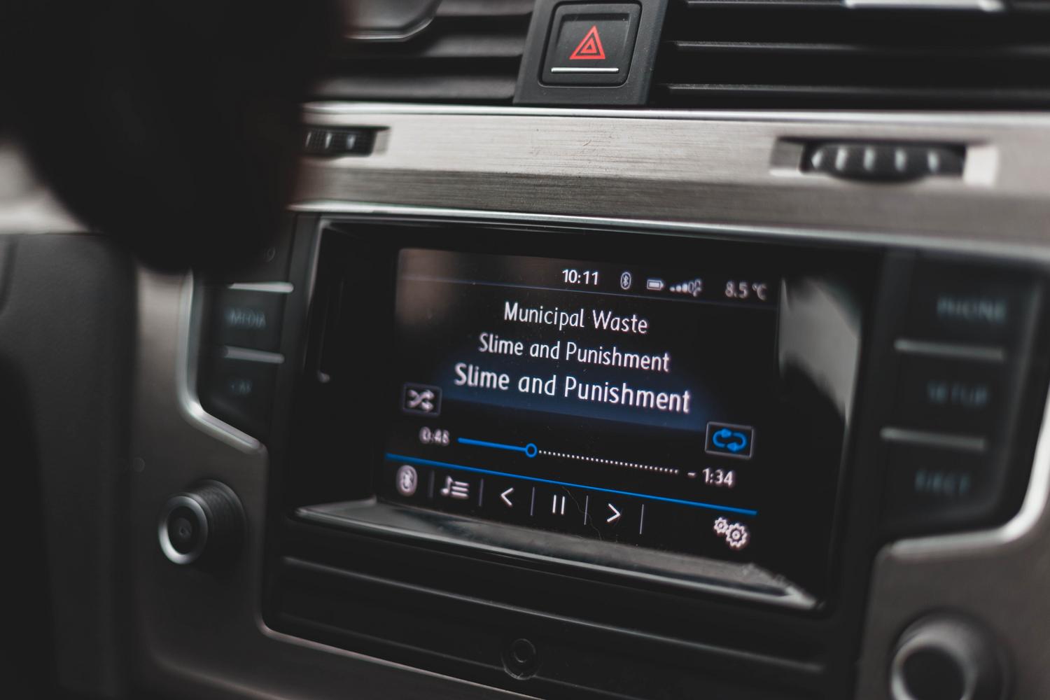 Interfaz de aplicación de música en la pantalla táctil del salpicadero del coche