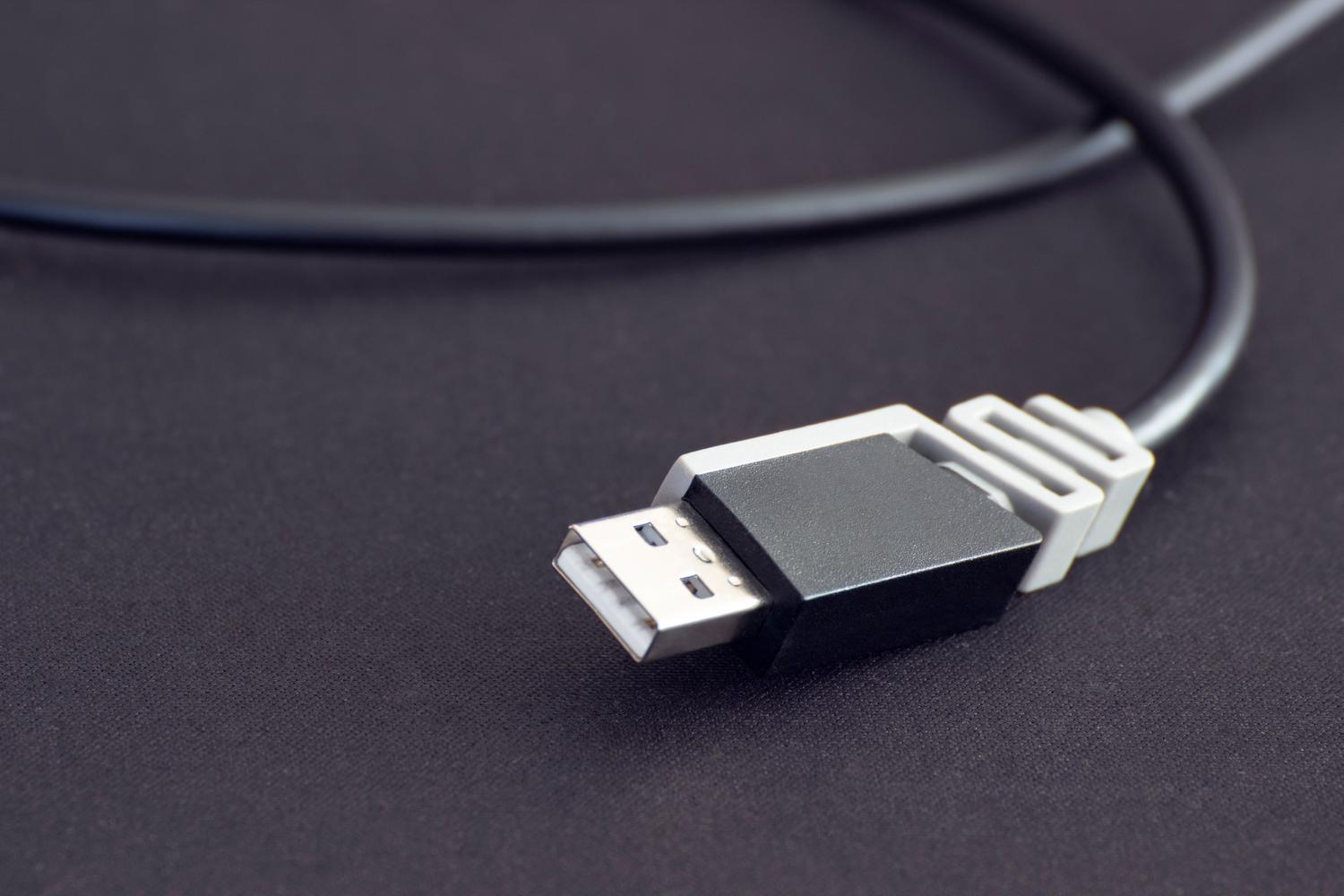 Detalle de un cable USB de alta calidad para asegurar la transferencia de datos en el coche